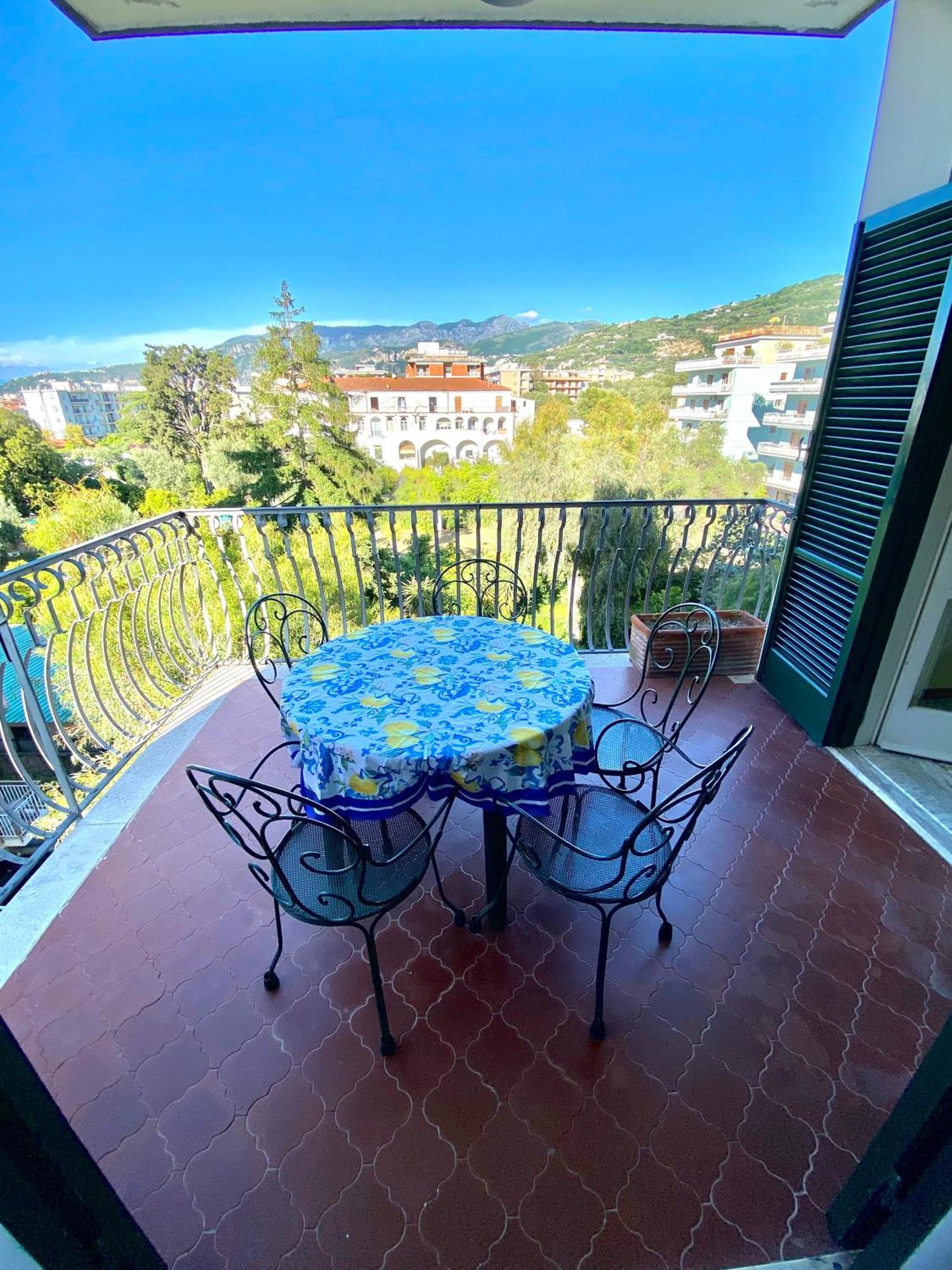Casa Mar - Elegant Apartment With Pool And Panoramic Terrace In The Heart Of Sorrento Ngoại thất bức ảnh